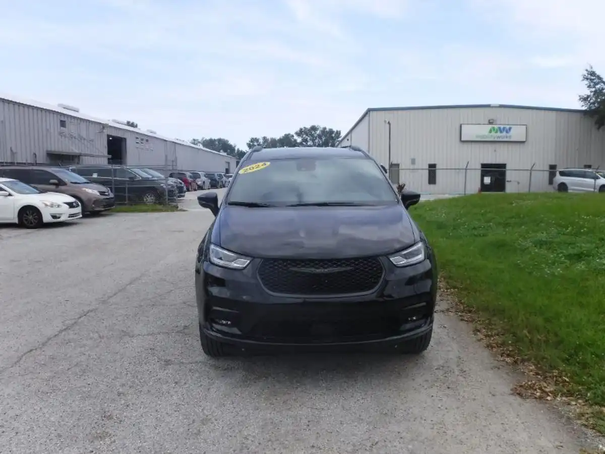 2024 Chrysler Pacifica Touring L's photo
