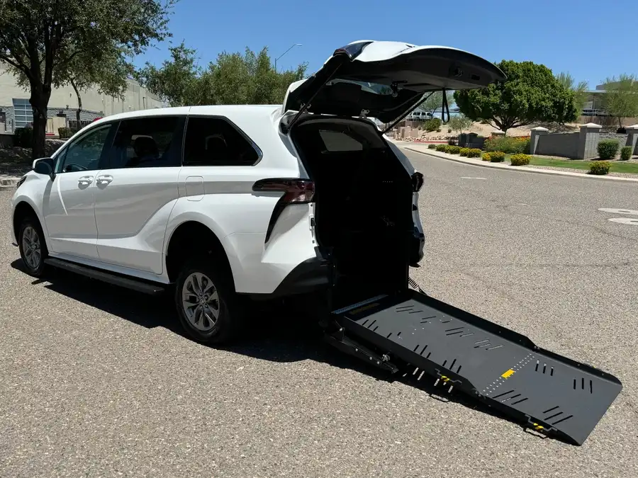 2025 Toyota Sienna LE 8-Passenger Hybrid FWD's photo