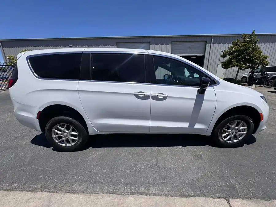 2026 Chrysler Voyager LX's photo