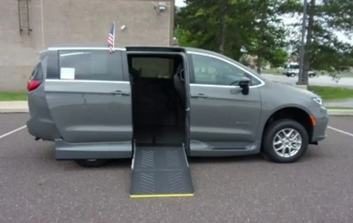 2025 Chrysler Pacifica Select's photo