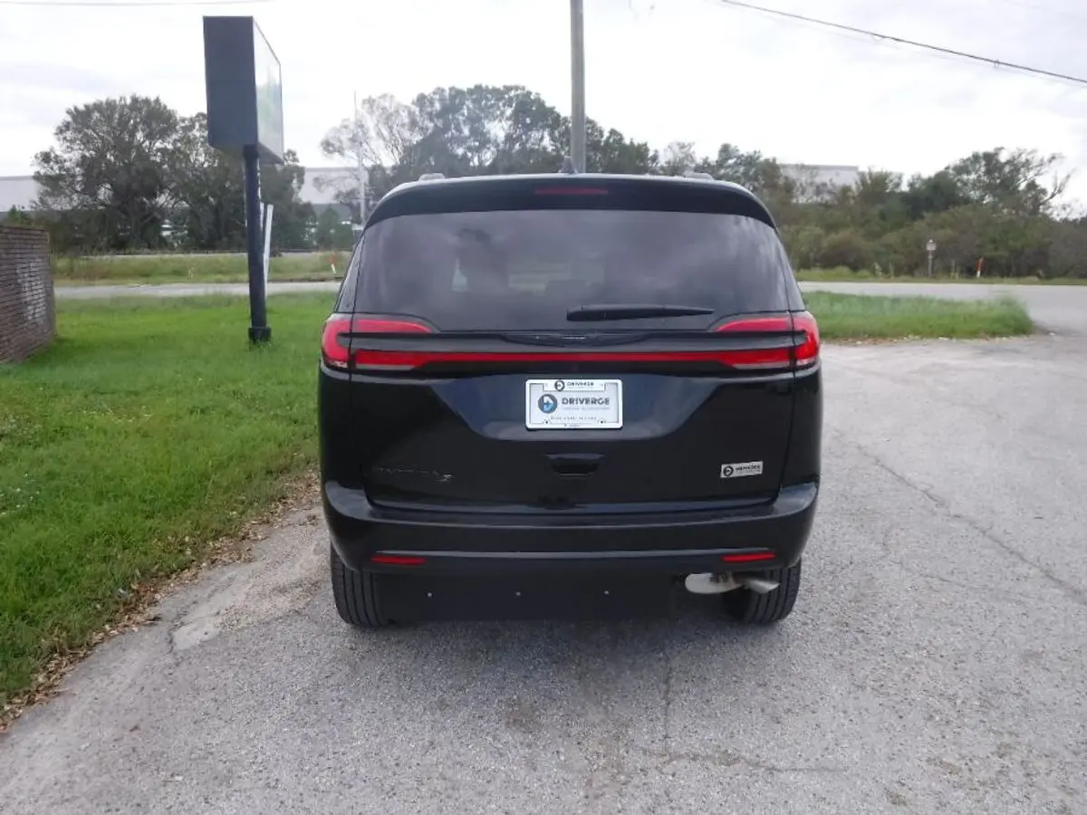 2024 Chrysler Pacifica Touring L photo 5
