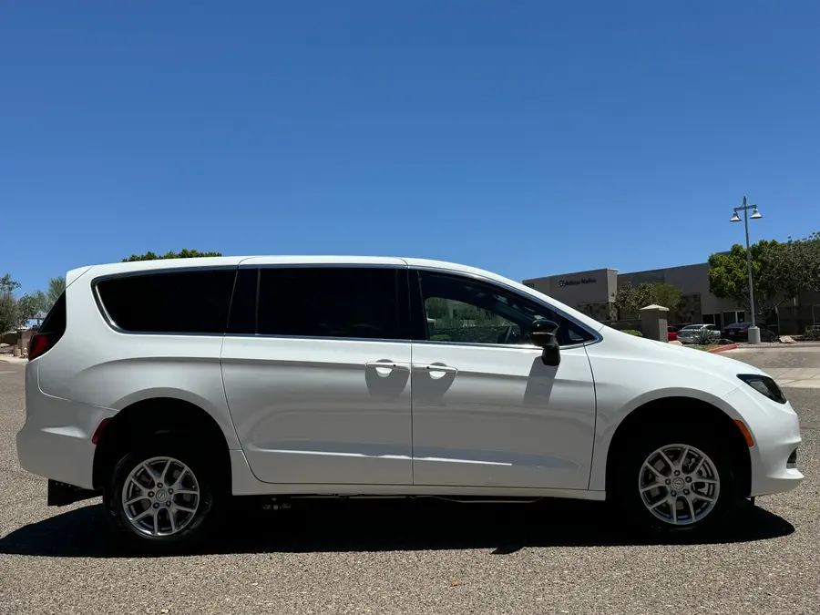 2026 Chrysler Voyager LX photo 4
