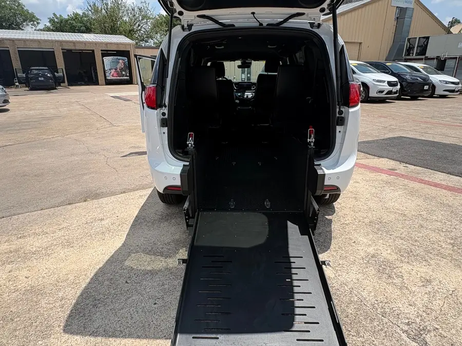 2026 Chrysler Voyager LX photo 4
