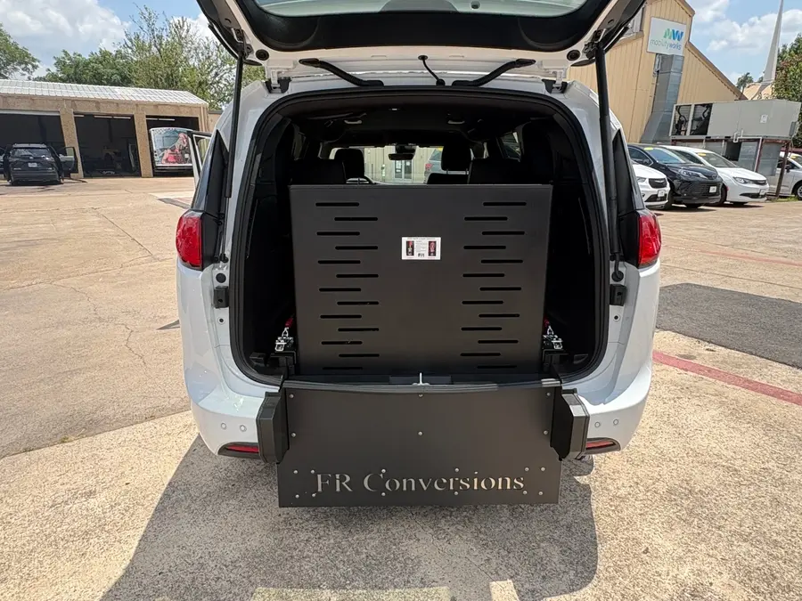 2026 Chrysler Voyager LX photo 5