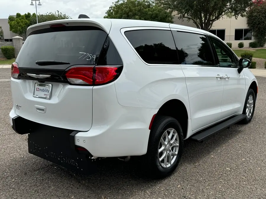 2026 Chrysler Voyager LX photo 5
