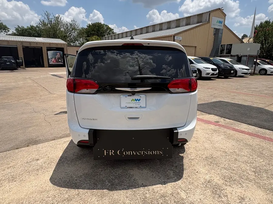 2026 Chrysler Voyager LX photo 3
