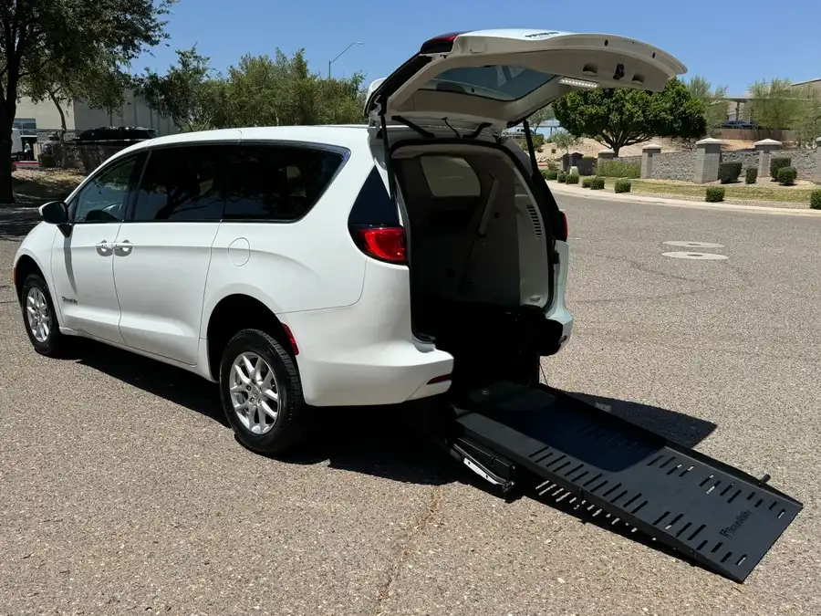 2022 Chrysler Voyager LX's photo