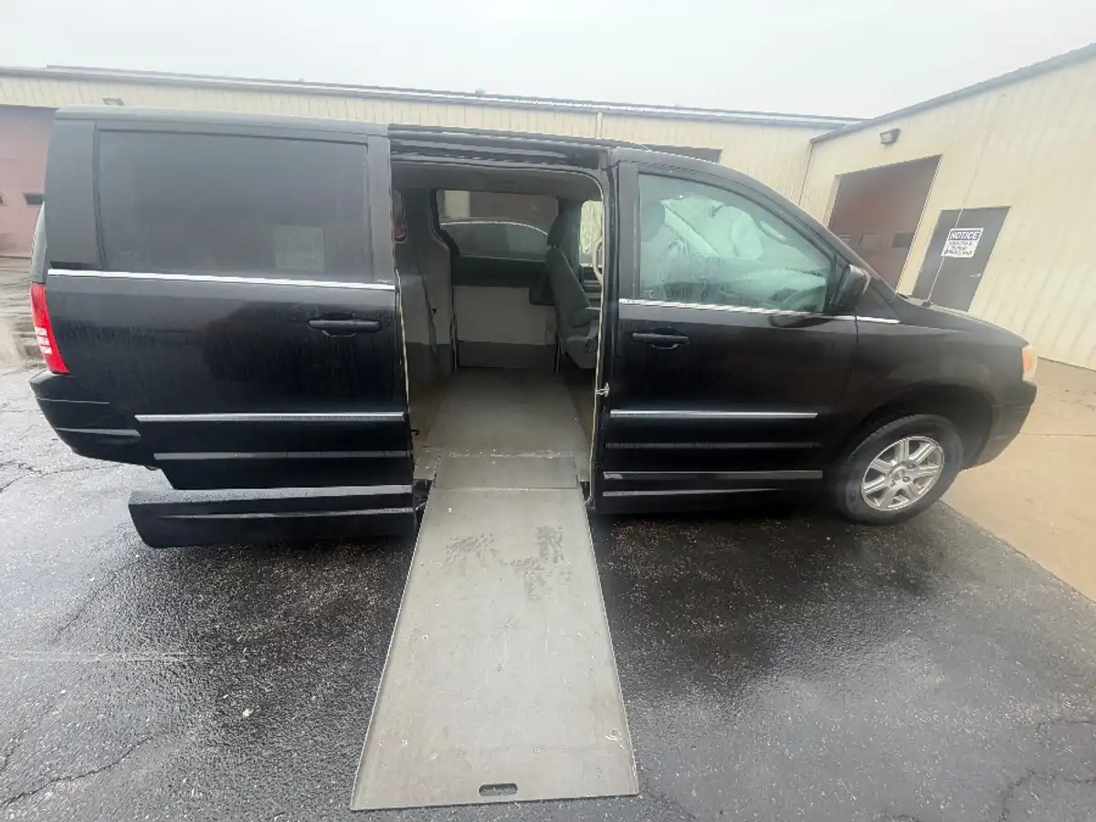 2010 Chrysler Town & Country Touring's photo