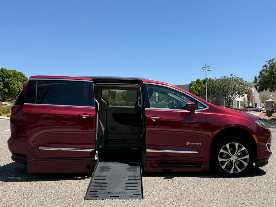 2018 Chrysler Pacifica Touring L Plus photo 3