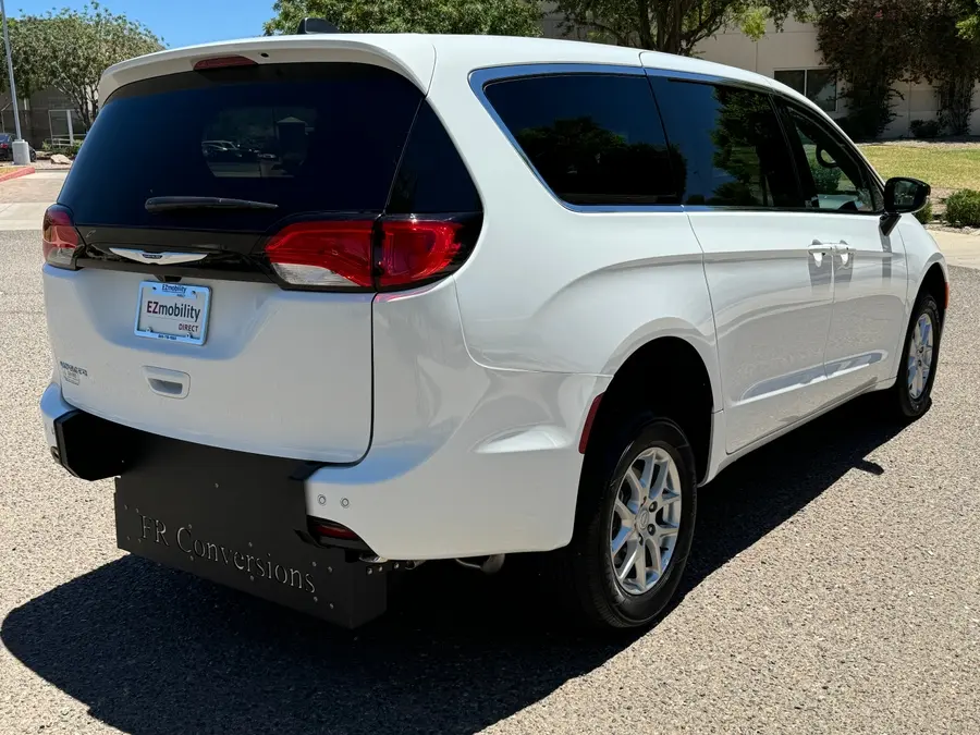 2026 Chrysler Voyager LX photo 5