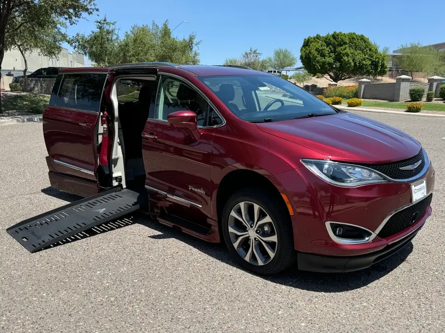 2018 Chrysler Pacifica Touring L Plus photo 1