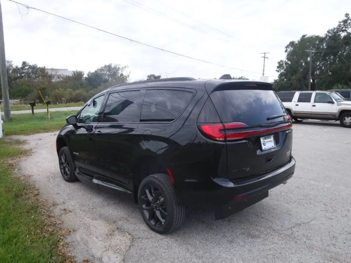 2024 Chrysler Pacifica Touring L photo 4