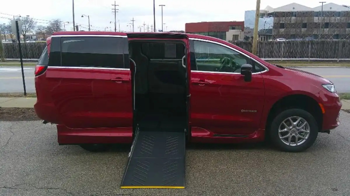 2024 Chrysler Pacifica Touring L's photo