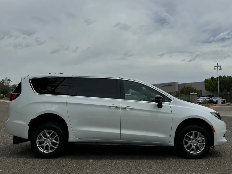 2026 Chrysler Voyager LX photo 4