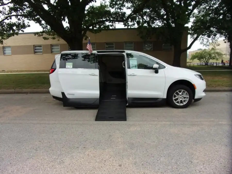 2022 Chrysler Voyager LX's photo