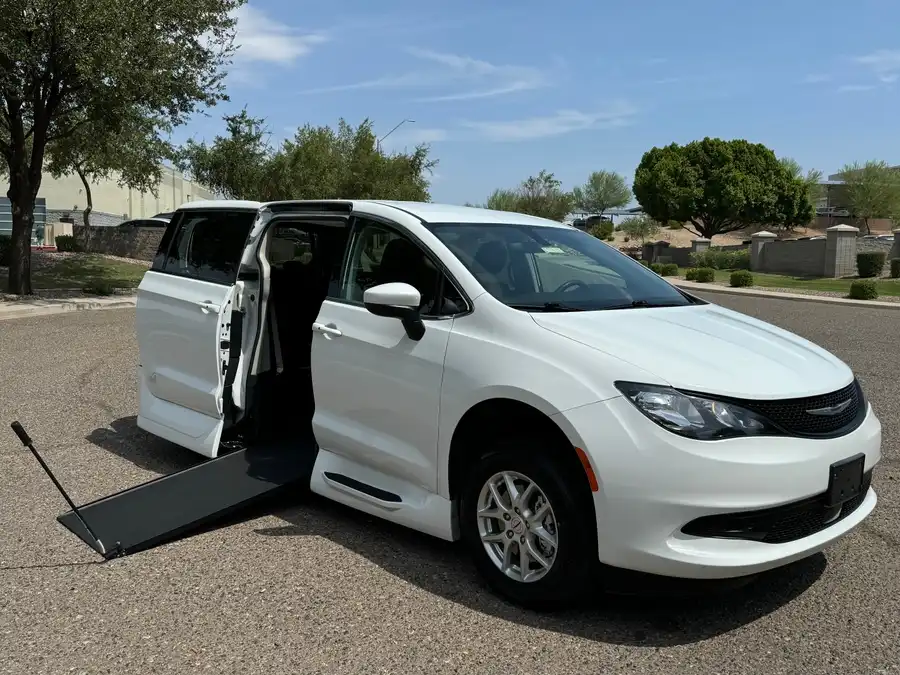 2022 Chrysler Voyager LX's photo