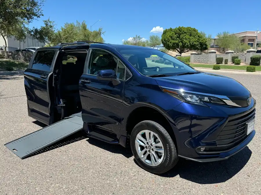 2025 Toyota Sienna XLE 7-Passenger Hybrid FWD's photo