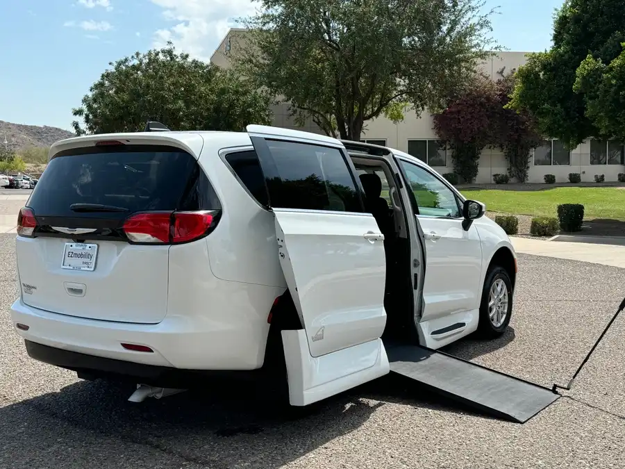 2022 Chrysler Voyager LX's photo