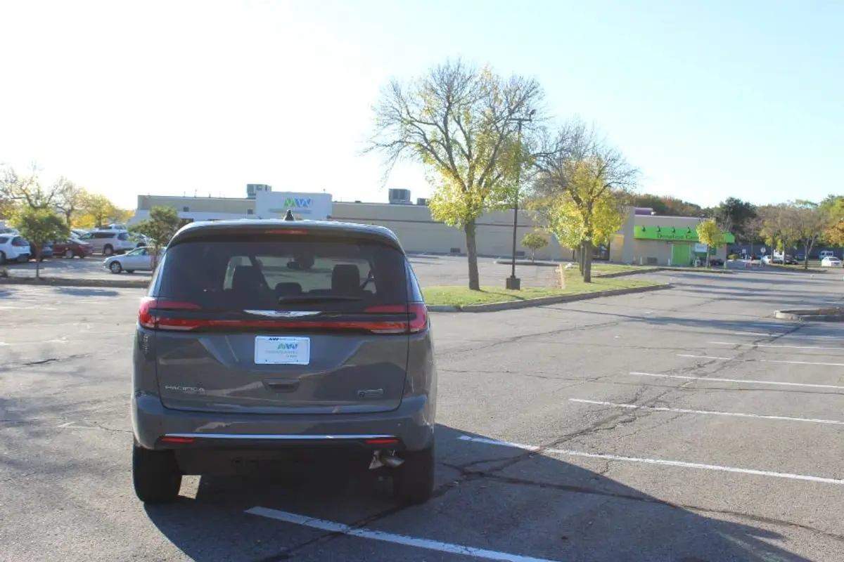 2025 Chrysler Pacifica Select photo 5
