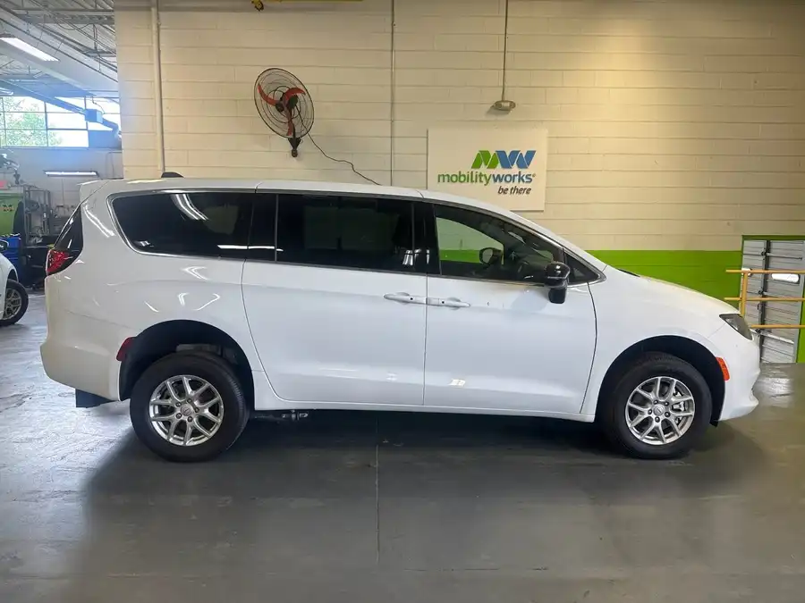 2026 Chrysler Voyager LX's photo