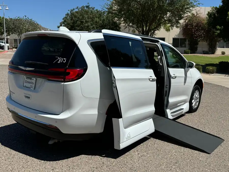 2022 Chrysler Pacifica Touring L's photo