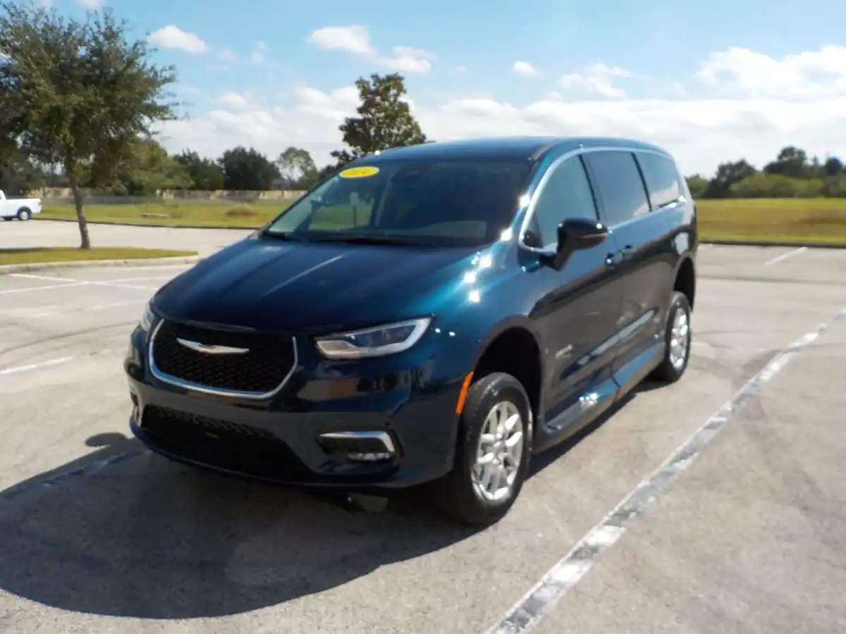 2024 Chrysler Pacifica Touring L's photo
