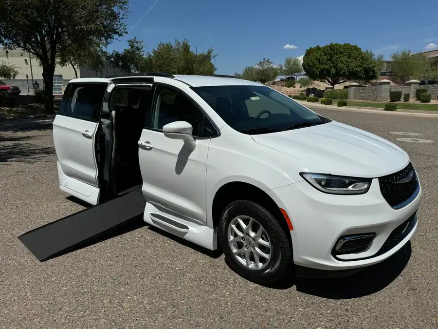 2022 Chrysler Pacifica Touring L's photo