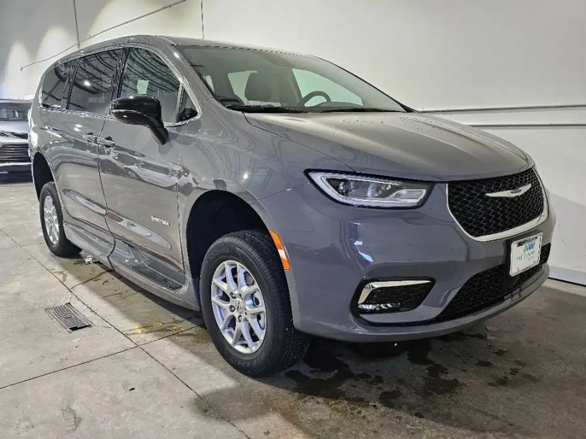 2024 Chrysler Pacifica Touring L's photo