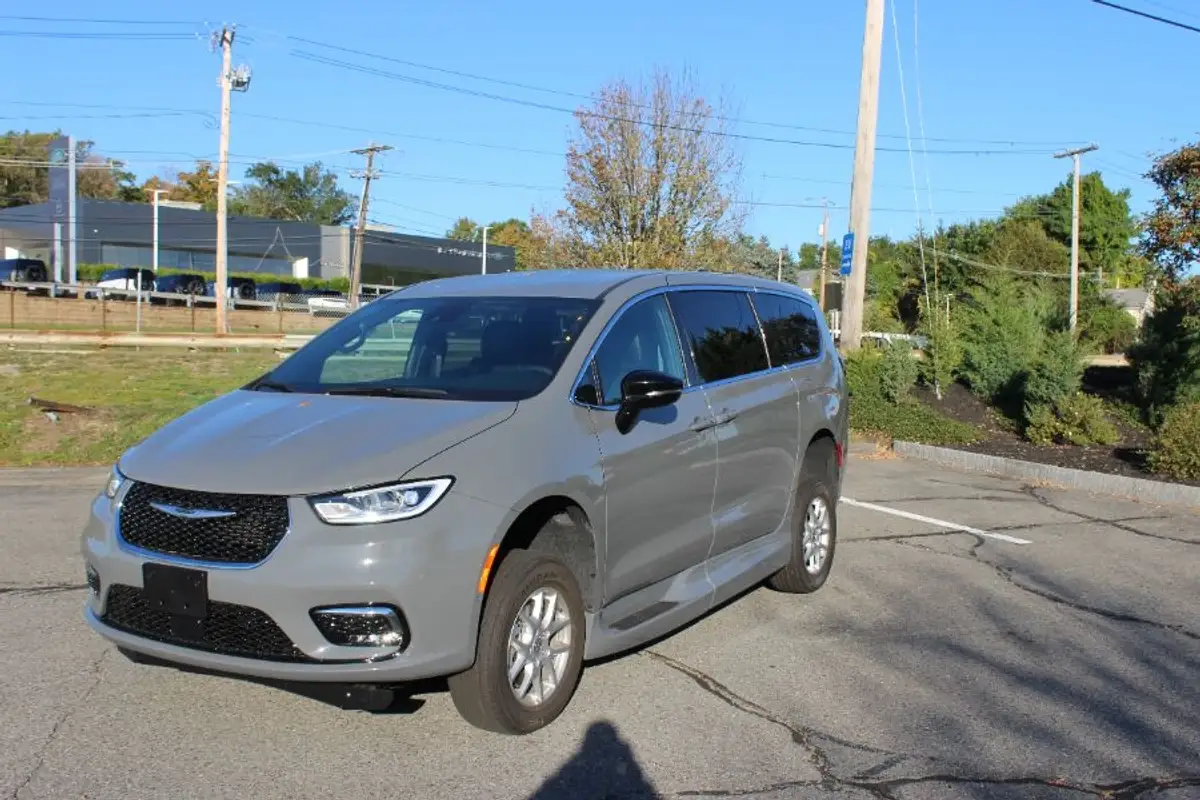 2025 Chrysler Pacifica Select photo 1