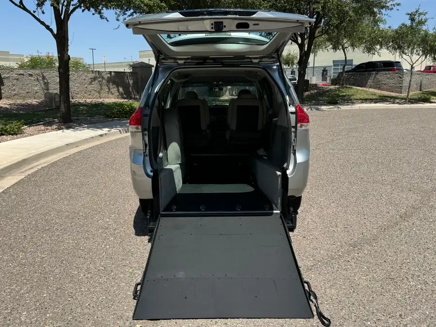 2013 Toyota Sienna L V6 7-Passenger's photo