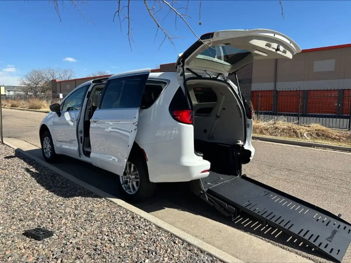 2025 Chrysler Voyager LX's photo
