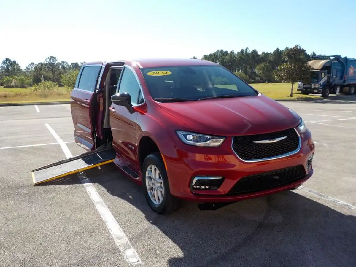 2024 Chrysler Pacifica Touring L's photo