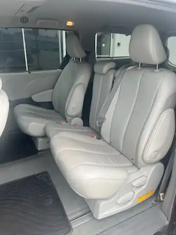 2013 Toyota Sienna XLE V6 7-Passenger Access Seat's photo