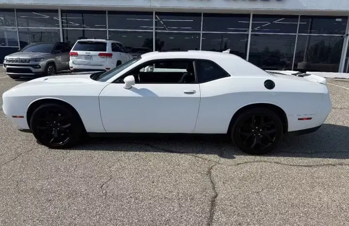 2016 Dodge Challenger SXT Plus photo 4