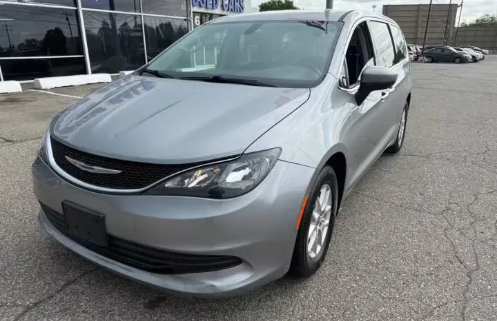 2018 Chrysler Pacifica LX photo 4