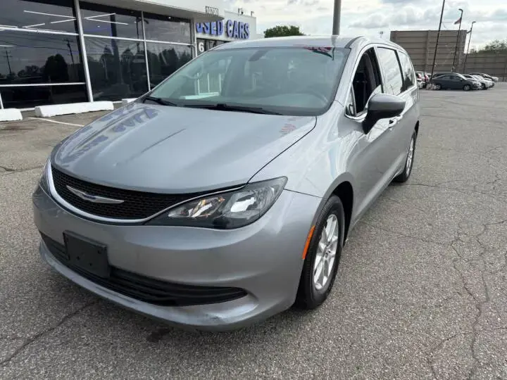2018 Chrysler Pacifica LX photo 3