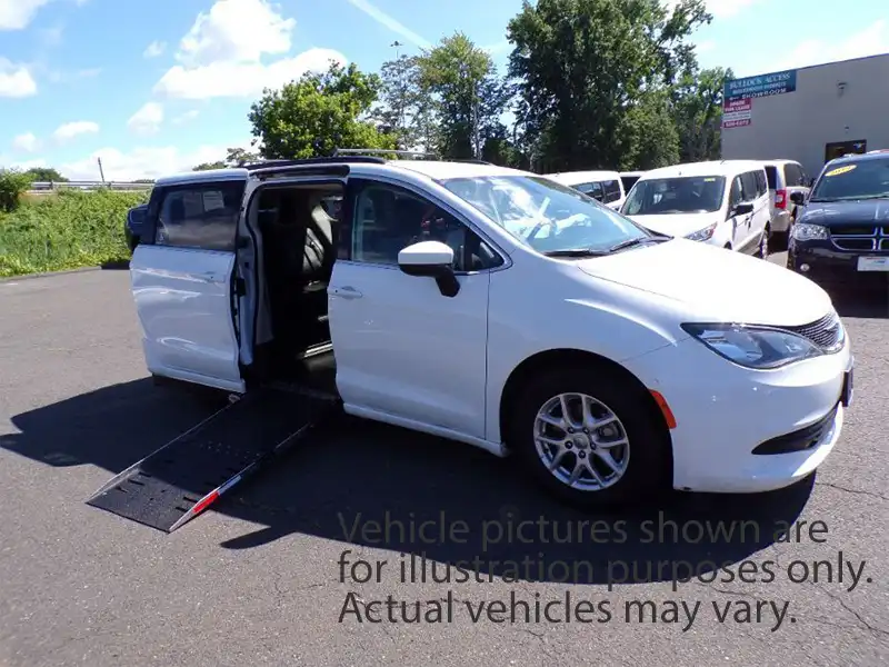 2022 Chrysler Voyager LX's photo