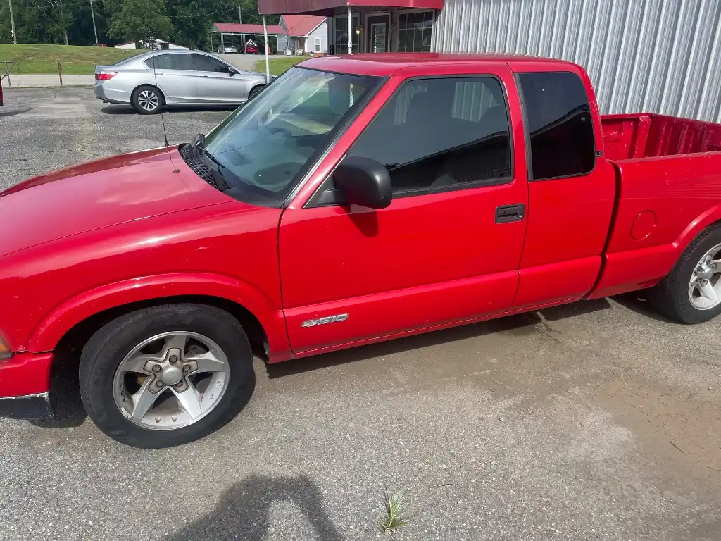 2003 Chevrolet S10 2WD Extended Cab LS w/3rd Door's photo