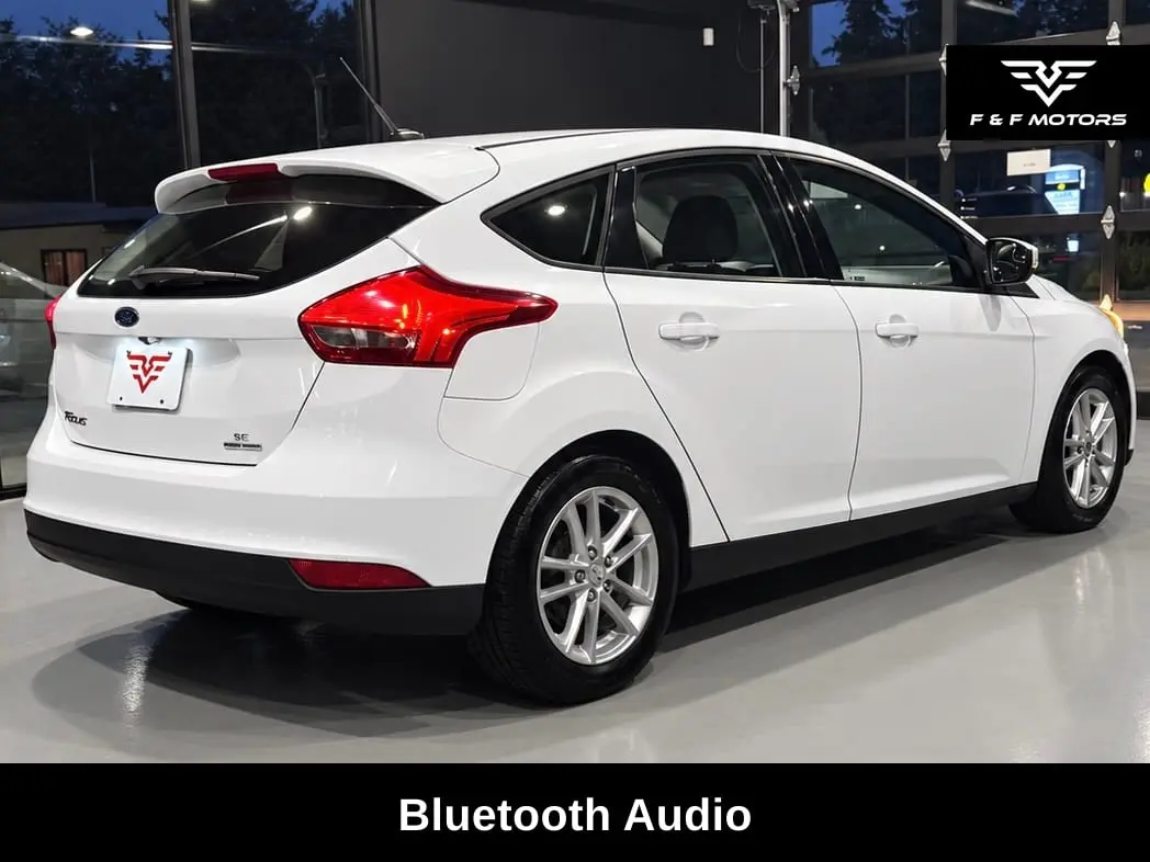 2016 Ford Focus SE Hatchback 5-Door photo 3