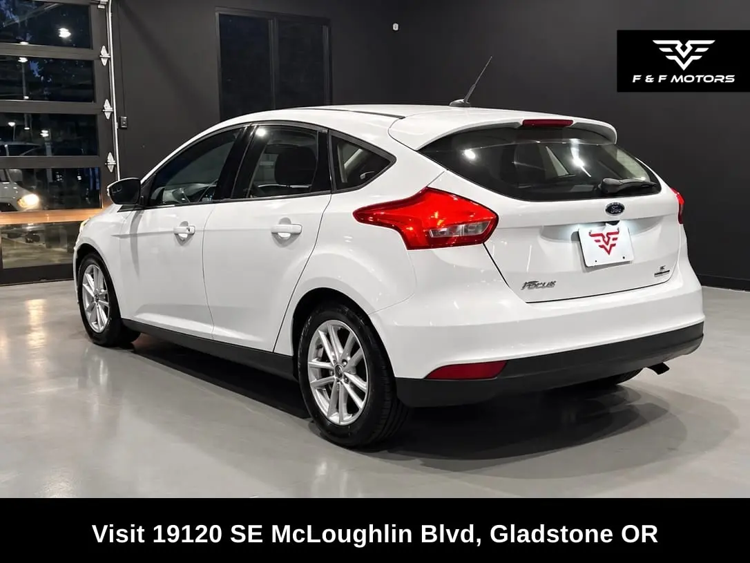 2016 Ford Focus SE Hatchback 5-Door photo 4