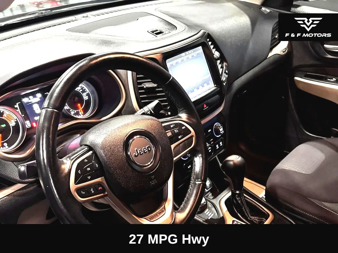 2017 Jeep Cherokee Latitude 4WD photo 5