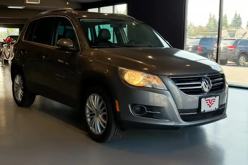 2010 Volkswagen Tiguan SE 4Motion with Leather's photo