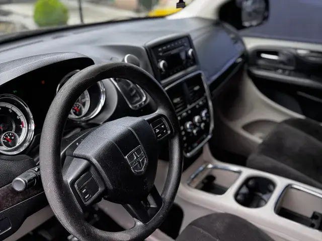 2012 Dodge Grand Caravan SXT photo 3