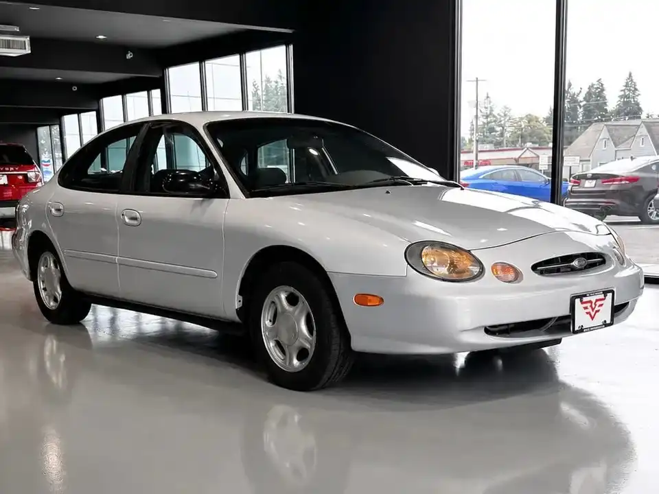 1998 Ford Taurus LX Sedan's photo