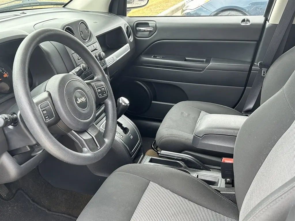 2016 Jeep Compass Sport photo 4