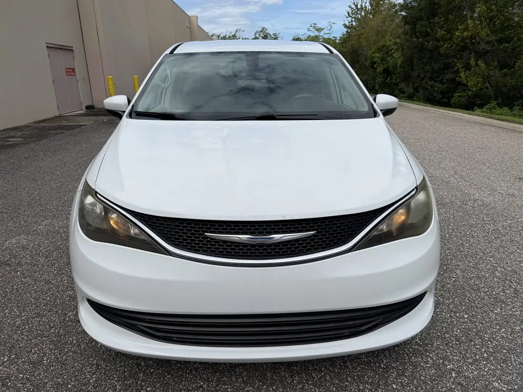 2017 Chrysler Pacifica LX photo 4