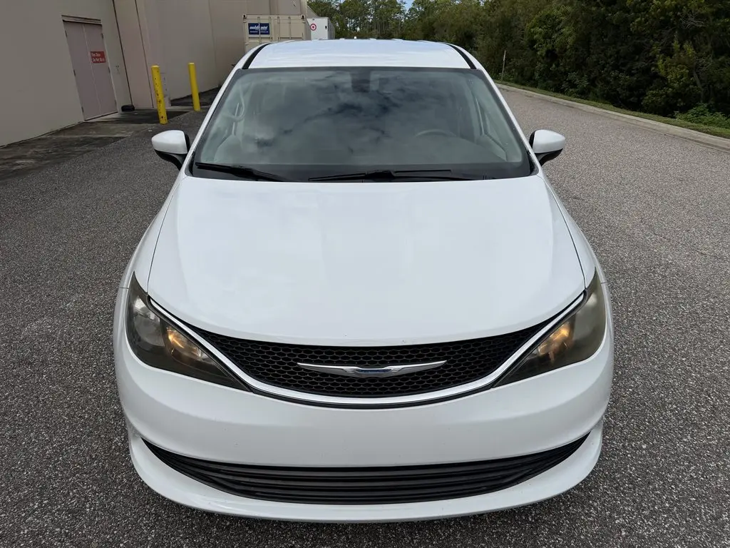 2017 Chrysler Pacifica LX photo 5