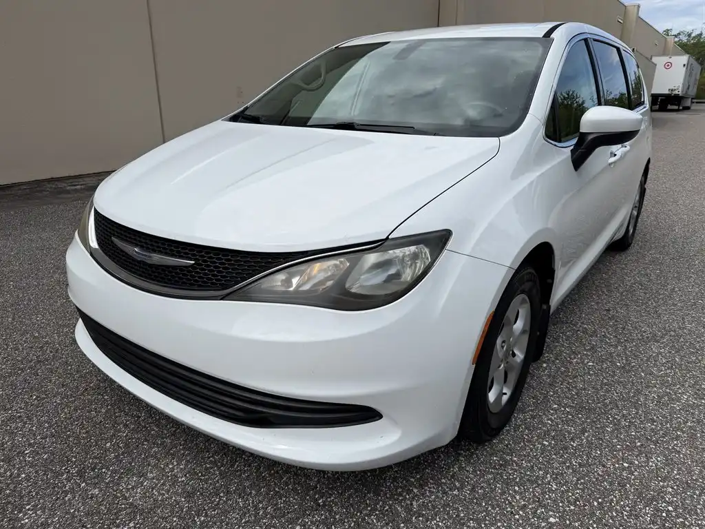 2017 Chrysler Pacifica LX's photo