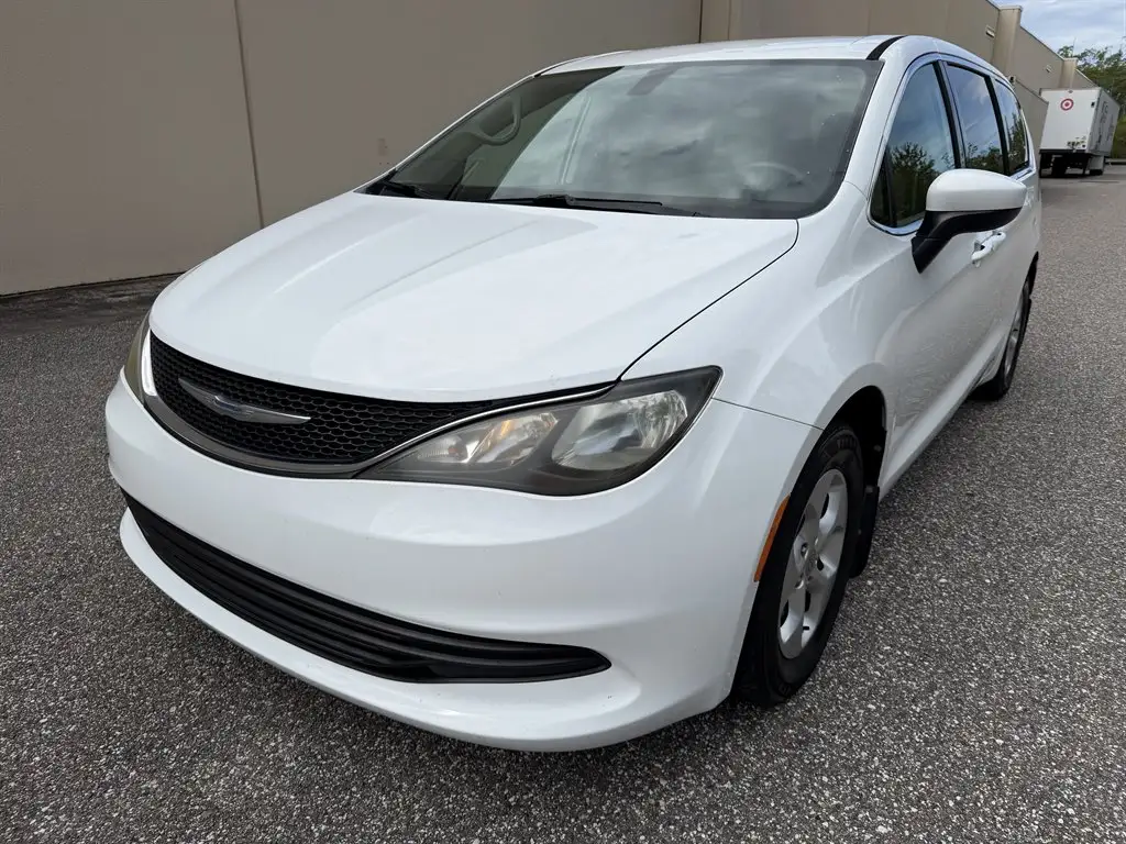 2017 Chrysler Pacifica LX photo 1