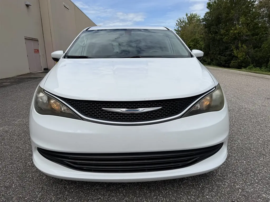 2017 Chrysler Pacifica LX photo 3